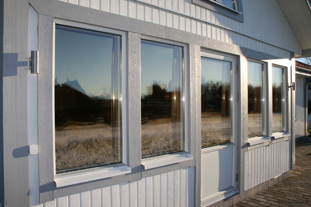Solskyddsrullgardiner vid fönster och altandörr i villa