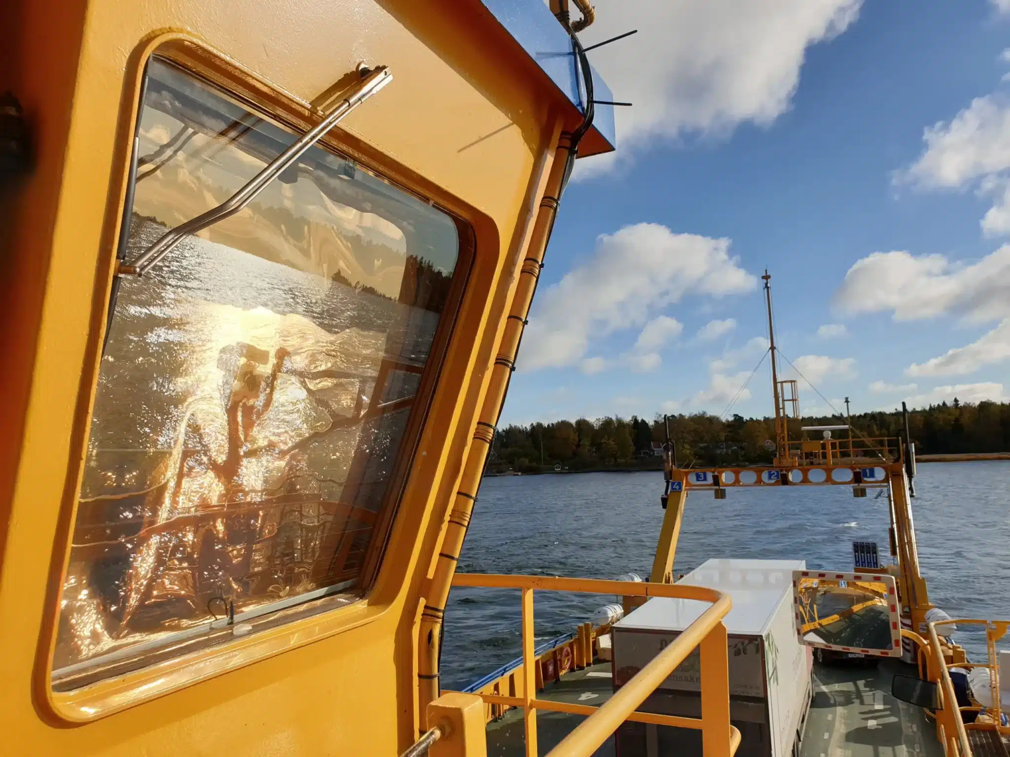Solskydd installerad på bilfärja