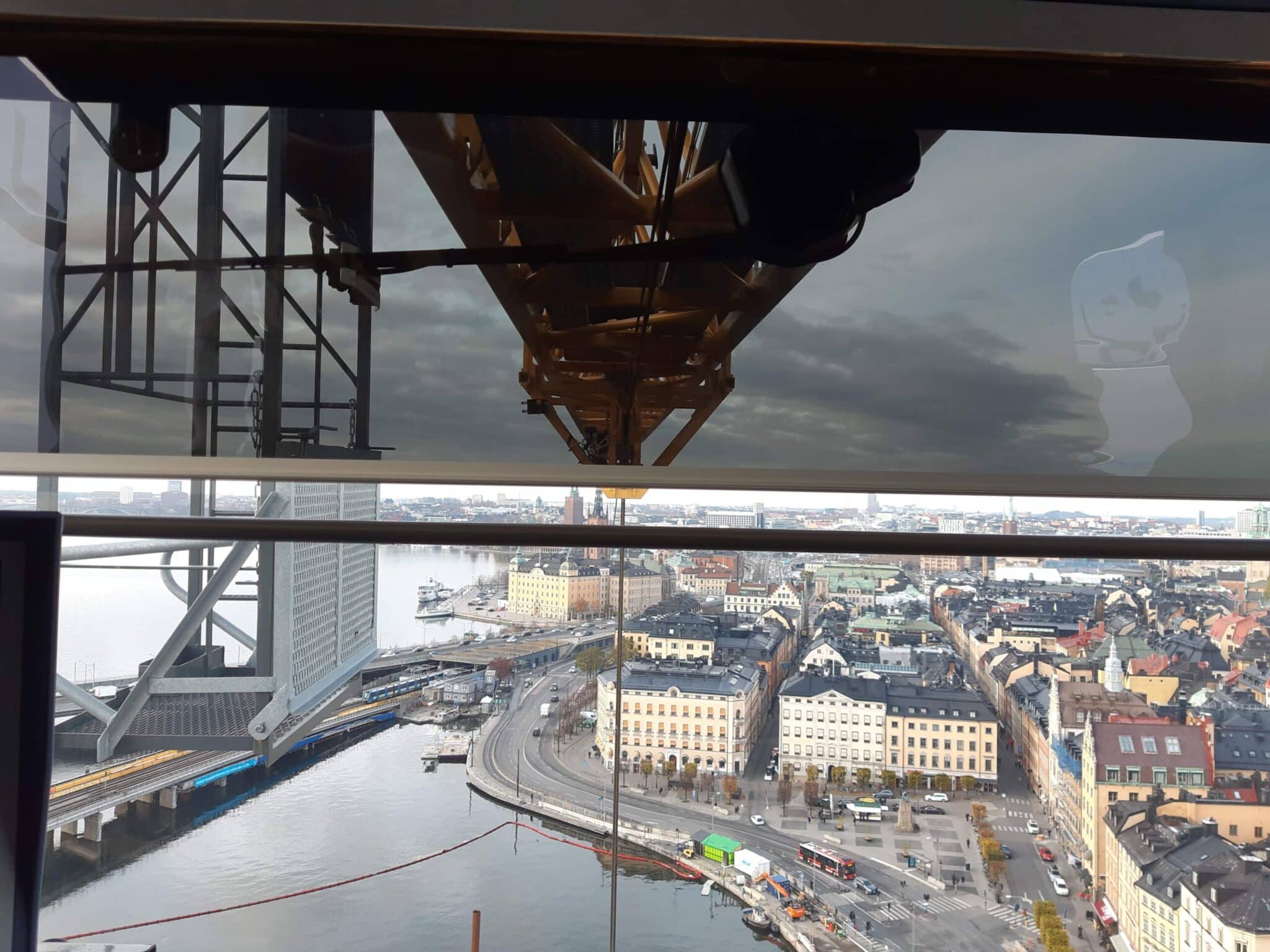 Bild inifrån förarhytten i en lyftkran med installerat solskydd från Solar Screen