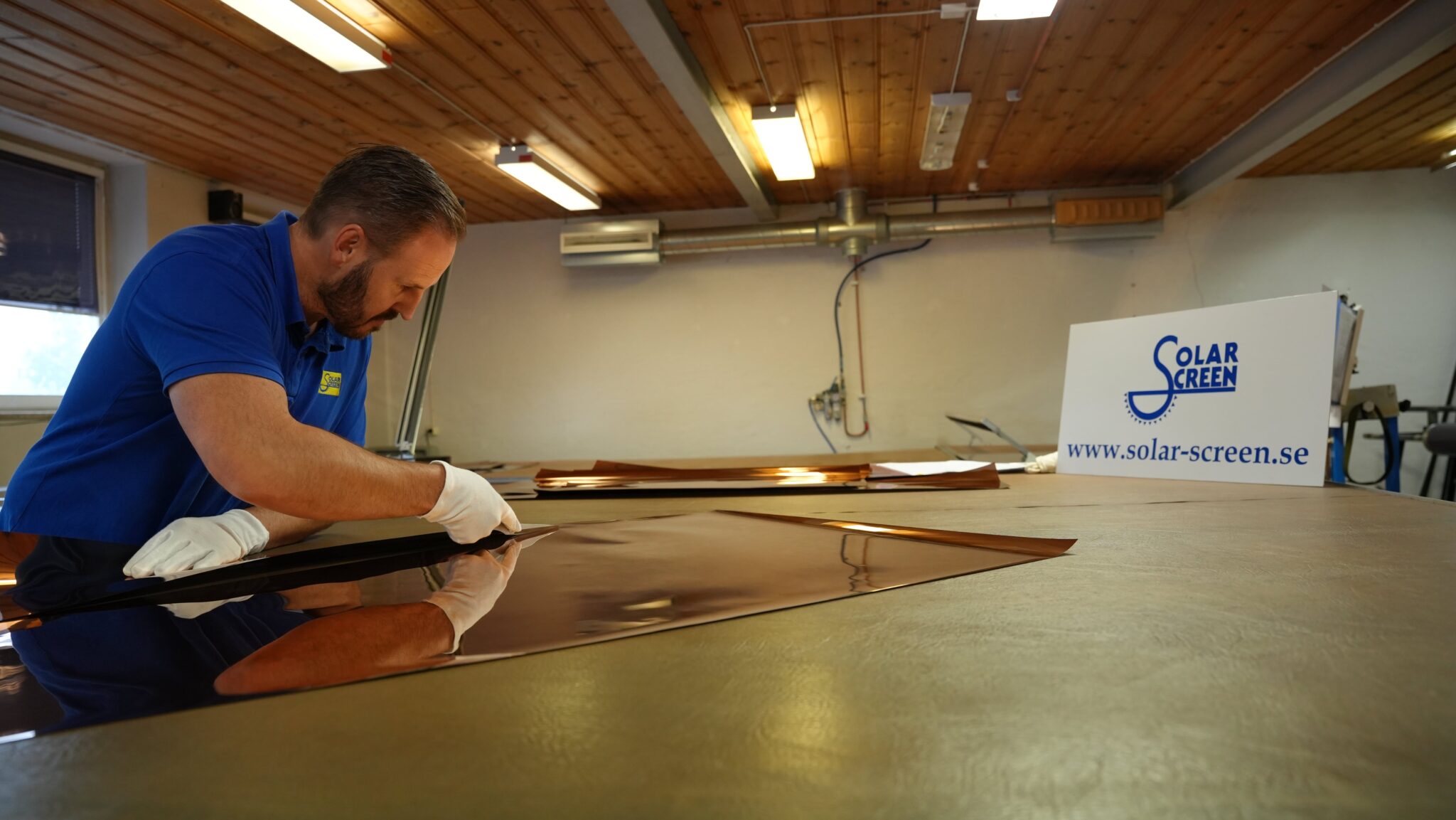 Tillverkning av måttanpassade solfilmsrullgardiner